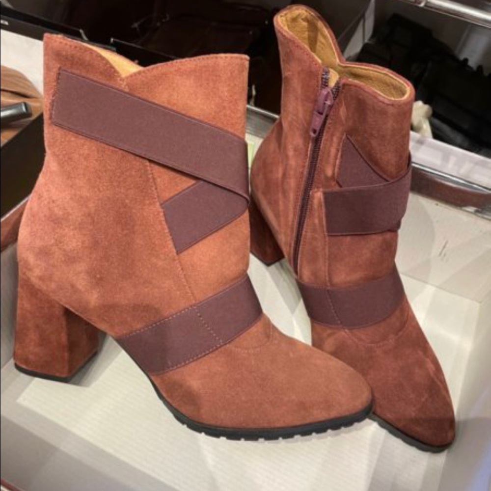 Andres Assous ankle suede boot size 6